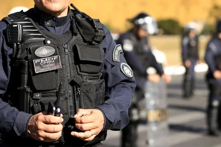 Policial reage a roubo, leva tiro no rosto e ladrão morre no local