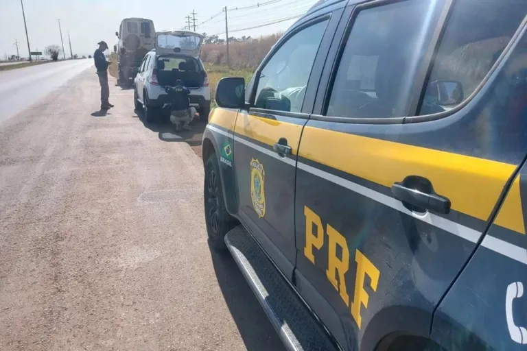 Blitz da PRF flagra mulher dirigindo carro com 74 multas no DF