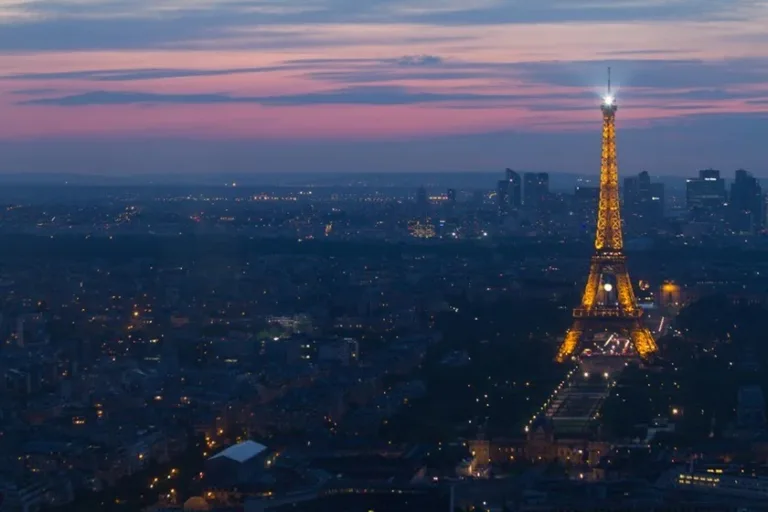 Turista brasileira é estuprada nos jardins da Torre Eiffel