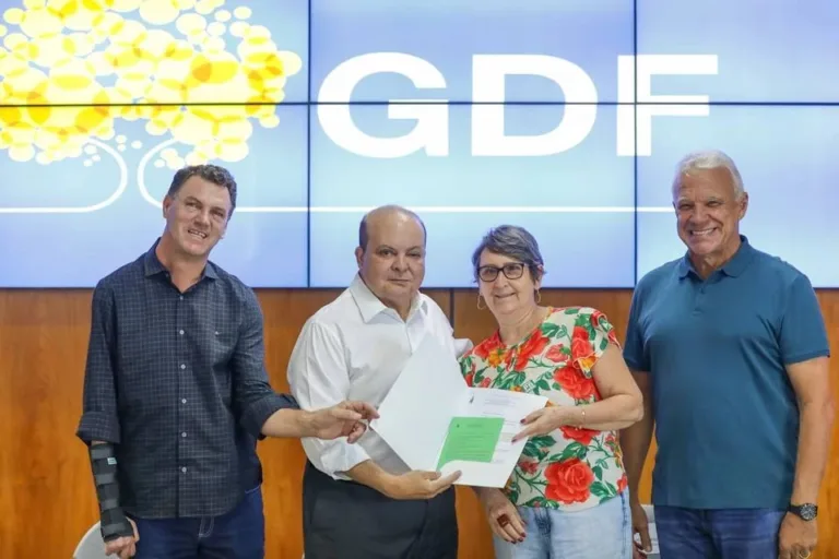 Ibaneis entrega termos de permissão de uso para feirantes do DF