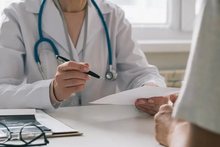Ibaneis nomeia médicos aprovados em concurso da SES-DF