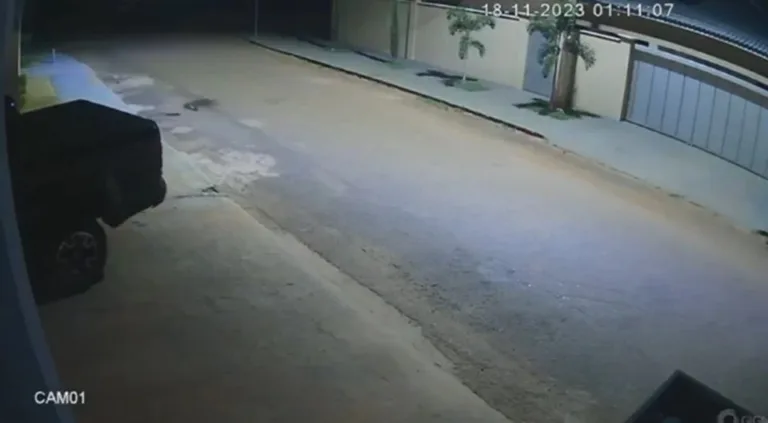 Vídeo mostra prefeito invadindo casa da ex e saindo após tiros em GO