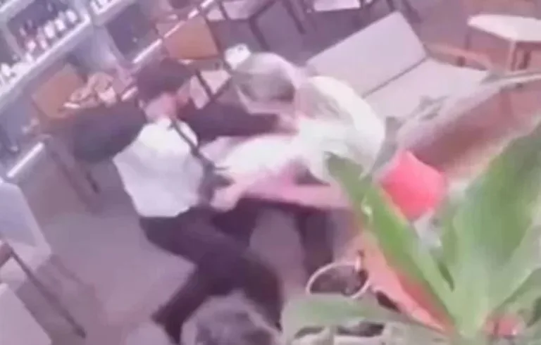 Vídeo: após bater em amigos da ex, advogado invade delegacia do DF com faca na cintura