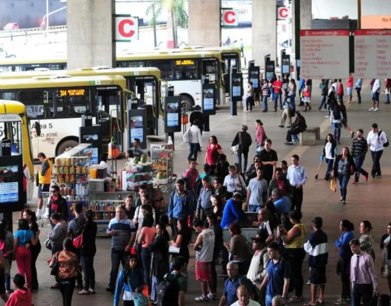 Brasiliense espera 23min por um ônibus e gasta 1h36 para ir trabalhar