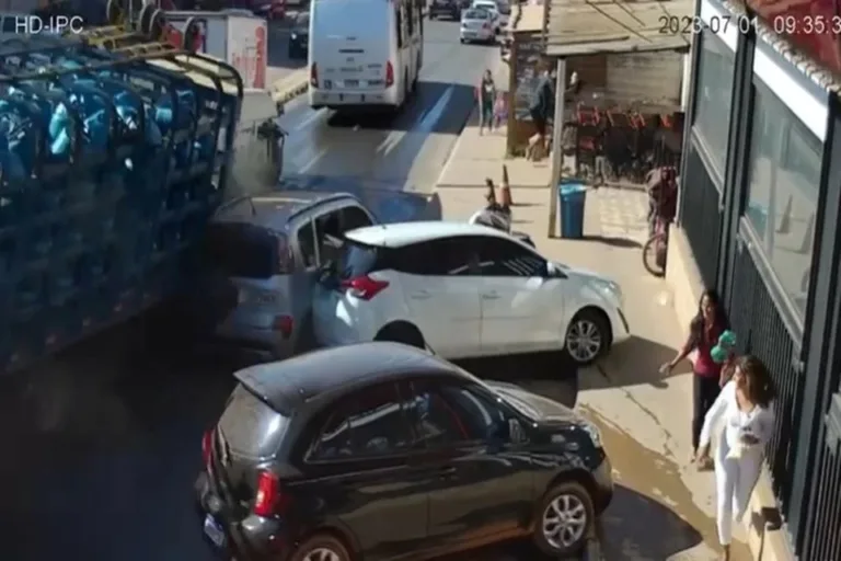 Vídeo: caminhão com botijão de gás perde freio e bate em 7 carros no DF