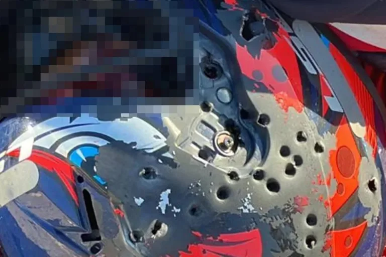 Foto mostra capacete de motociclista morto ao lado da mãe cravejado de balas