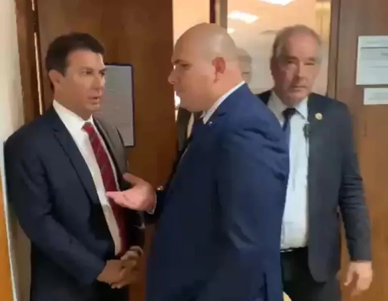 Vídeo: expulso, deputado é retirado do Plenário ao tentar voltar à CPI