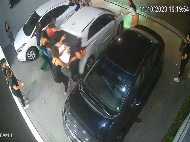 Vídeo: mulher é presa após atropelar 5 durante briga por vaga de carro