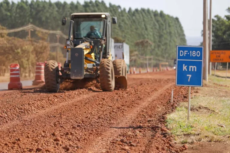 Deputado Iolando visita as obras da troca do asfalto da DF-180, que entra em fase final