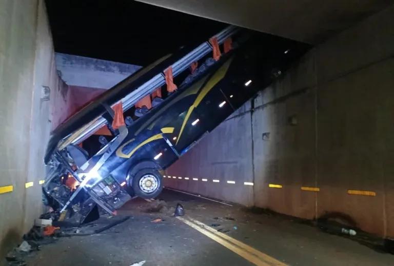Ônibus de turismo cai em vão de viaduto e deixa cerca de 30 feridos