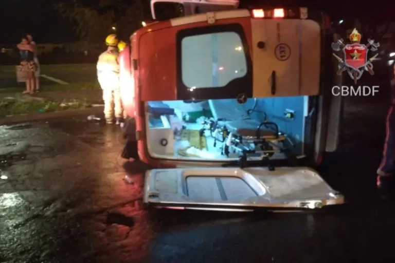 Ambulância transportando paciente de 17 anos bate e tomba no DF