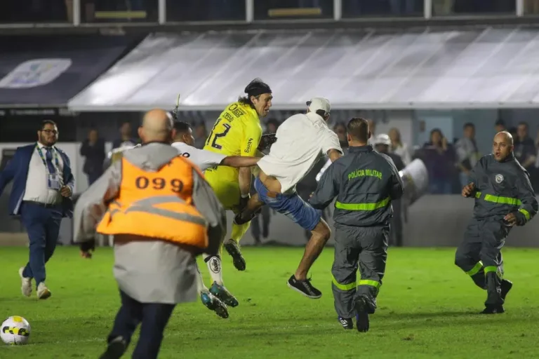 Cássio é agredido durante invasão de torcedores do Santos ao gramado