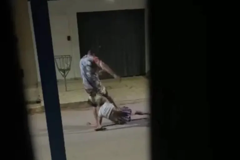 Vídeo chocante: homem chuta, soca e arrasta companheira pelos cabelos