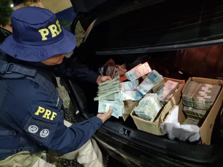 PRF encontra mais de R$ 2,5 milhões em dinheiro vivo em porta-malas de carro
