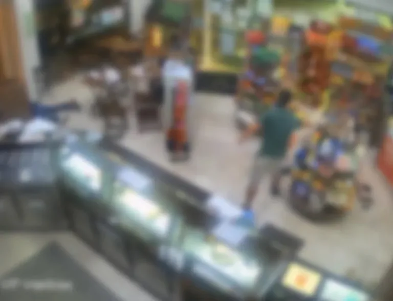Vídeo mostra policial federal atirando em clientes de posto