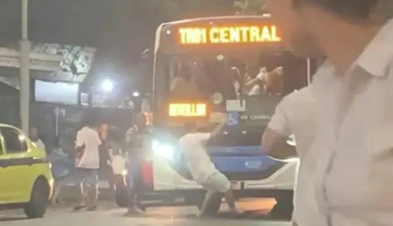 Imagens fortes: Ônibus arrasta homem por 30 metros após atropelamento no RJ