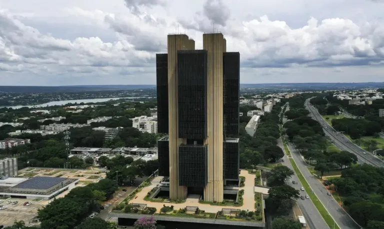 PF apura possível uso de influenciadores para atacar Banco Central após liquidação do Banco Master