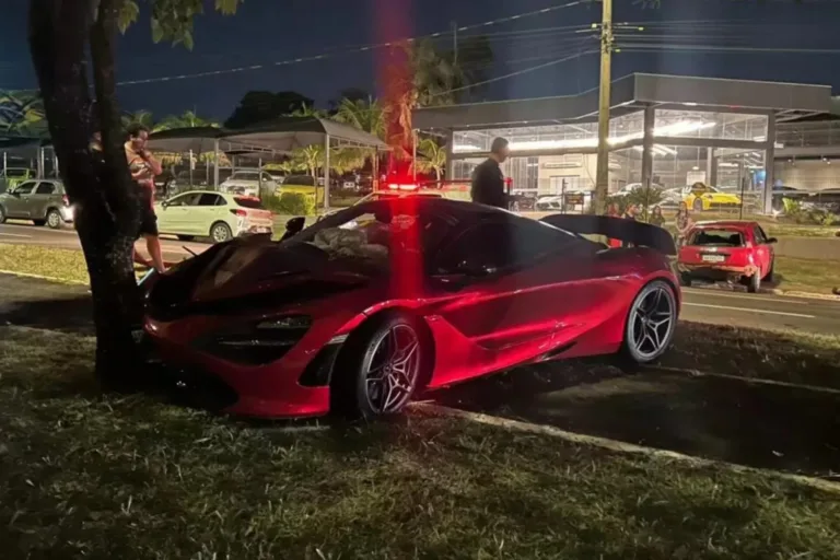 Video: motorista abandona McLaren de R$ 3,5 milhões na rua após batida