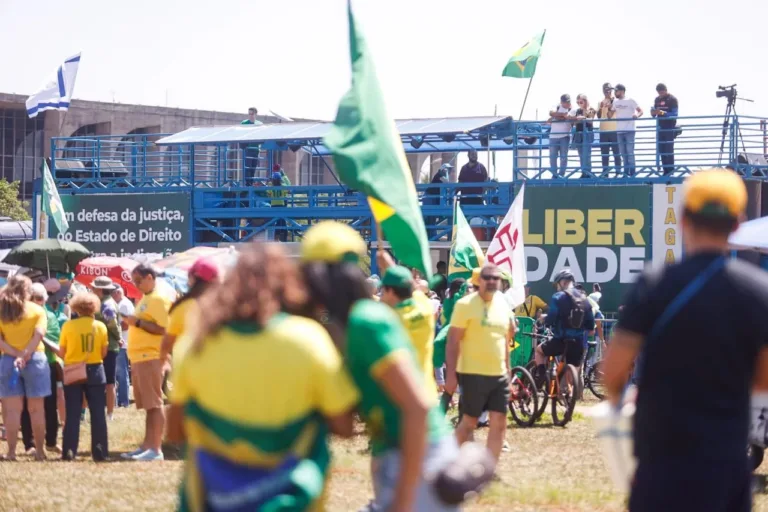 Bolsonaristas realizam ato na Esplanada com críticas a Dino e ao STF