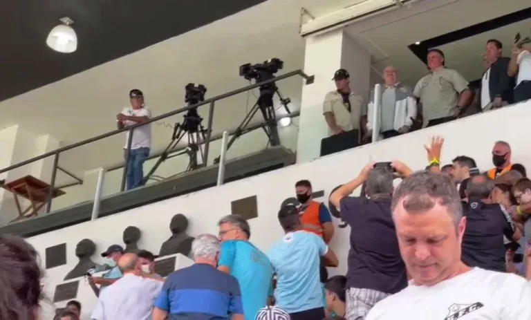 Bolsonaro vai a jogo em Santos e recebe vaias e gritos de apoio