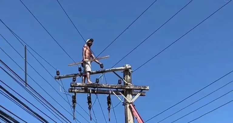 Homem sobe em poste de 10 metros de altura para fugir da PM