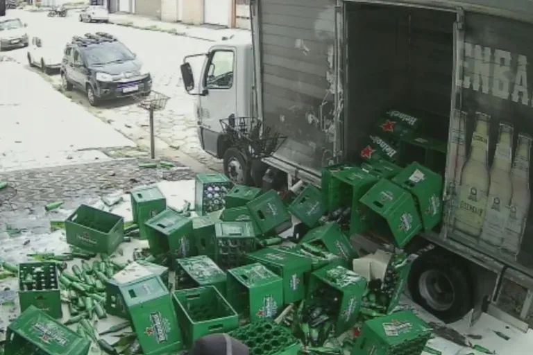 Vídeo: entregador se atrapalha e carga de cerveja desaba de caminhão