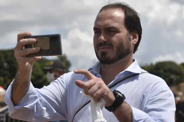 PF apreende computador da Abin em ação que tem Carlos Bolsonaro como alvo