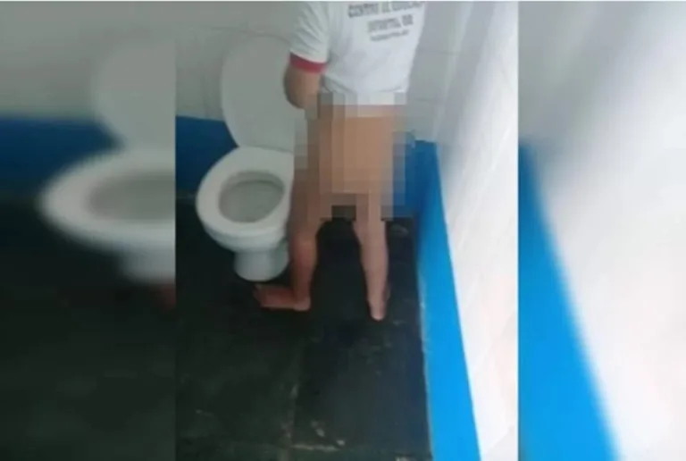 Mãe acusa escola de deixar filho autista sujo de fezes e rodeado de moscas