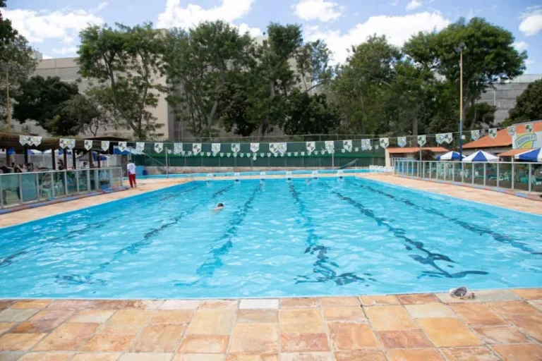 Homem de 60 anos morre ao passar mal dentro de piscina em clube no DF