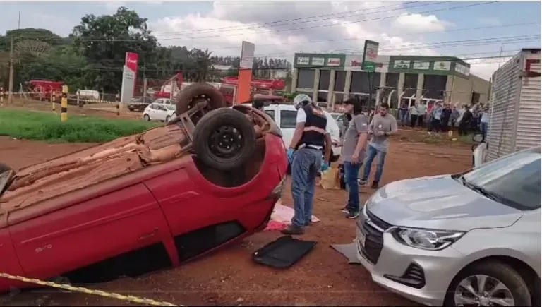 Corpo em lençol é lançado para fora de carro após capotamento. Vídeo