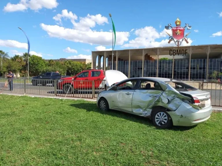Criança é levada a hospital após acidente com dois carros na Esplanada