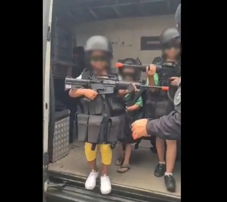 Em evento da PMRJ crianças vestem fardas e seguram simulacro de fuzil; Veja vídeo