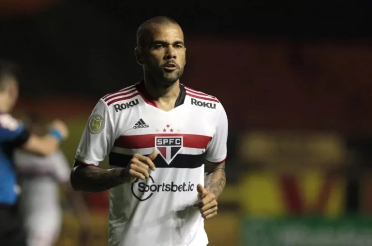 Condenado por estupro, Daniel Alves consegue liberdade provisória