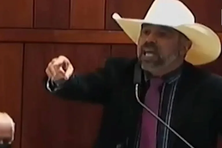 Deputado tenta agredir petista em plenário: “Seu safado!”. Vídeo