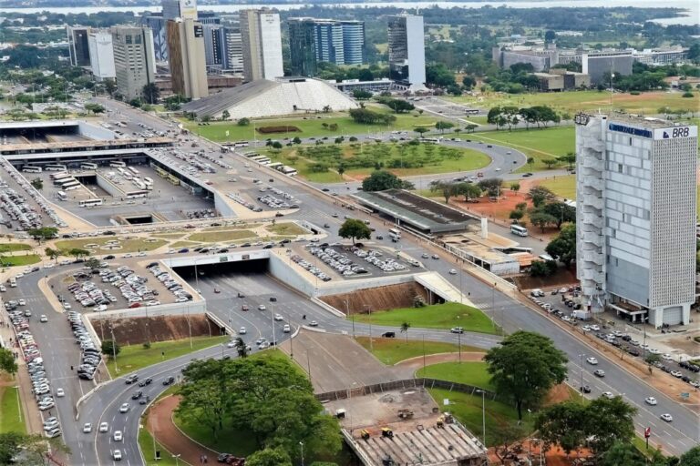 Trânsito no DF muda neste domingo com bloqueios no Eixo Monumental