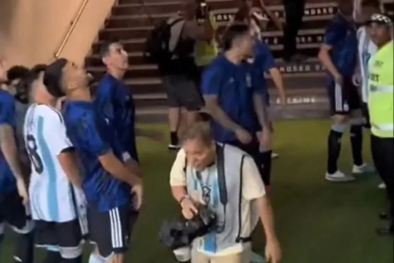 Vídeo: Di María é flagrado cuspindo em torcedores do Brasil