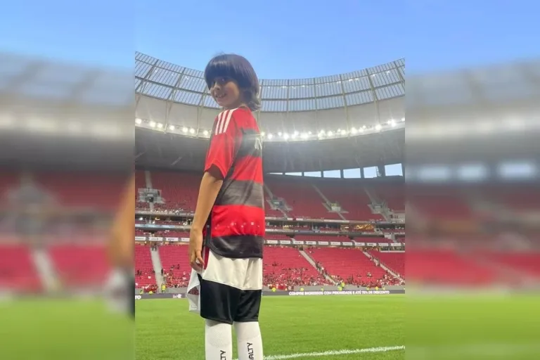 Em carta, menino relata emoção ao entrar em campo com Arrascaeta