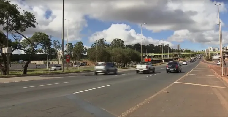 Motociclista morre após bater em carro parado e sem condutor na EPTG