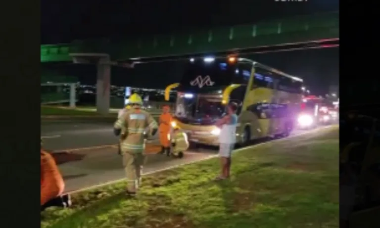 Ônibus interestadual atropela dois homens no início da EPTG
