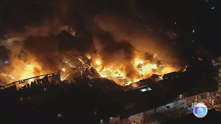 Incêndio atinge galpão perto do Aeroporto de Guarulhos