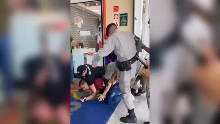 VÍDEO: Homem é agredido até desmaiar durante confusão em shopping