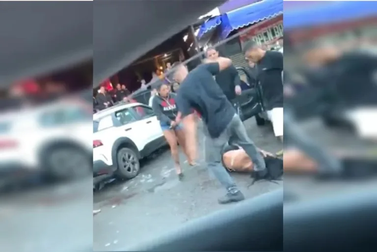 Vídeo: dupla pisa na cabeça de mulher desmaiada em frente a bar no DF
