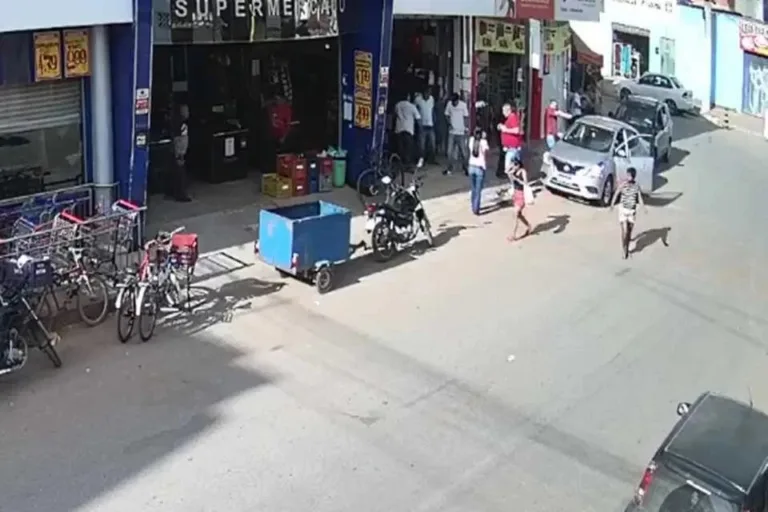 Vídeo: Veja momento em que homem mata desafeto em frente a mercado na Estrutural