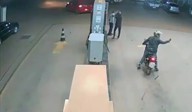 Vídeo chocante: frentista é rendido e leva tiro na cabeça durante assalto