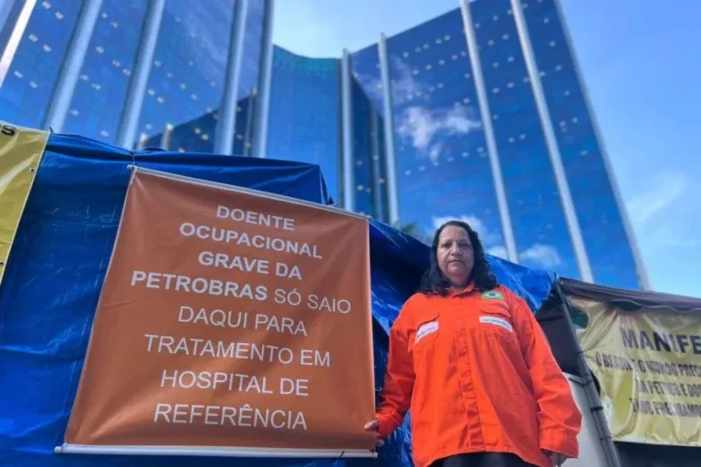 Ex-funcionária acampa na frente da Petrobras e pede tratamento médico