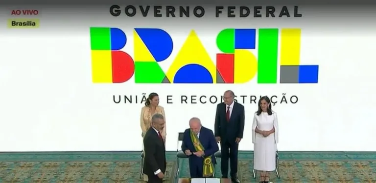 Lula assina MPs para pagar R$ 600 no Bolsa Família e desonerar de combustíveis