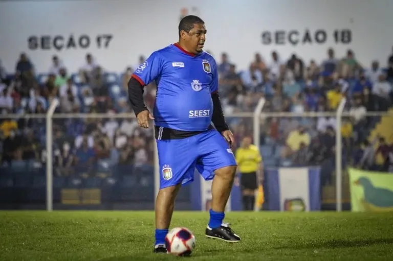 Ex-jogador Vampeta paga R$ 68 mil em pensões e filhas retiram pedido de prisão