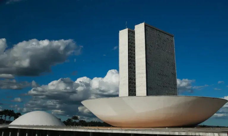Três homens são detidos ao tentar entrar armados na Câmara dos Deputados