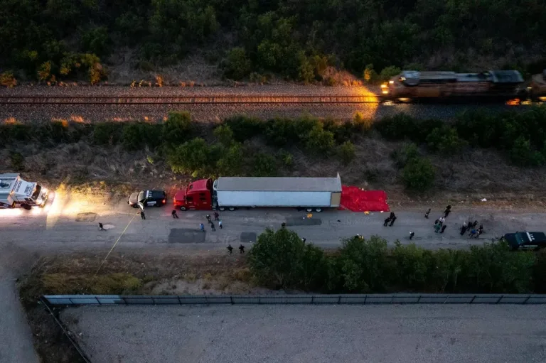 Sobe para 51 o número de mortos em caminhão com imigrantes no Texas