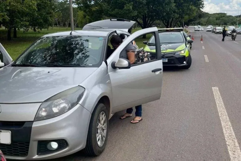 Carro com 142 infrações e R$ 34 mil em multas é apreendido no DF